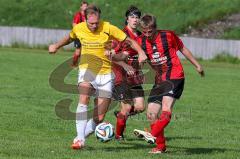 Kreisklasse - SV Zuchering - FC Hettenshausen -  Jan Kosemund #8 gelb Zuchering - Florian Lux #2 rot Hettenshausen - Mathees Chris #5 rot Hettenshausen - Foto: Jürgen Meyer