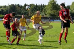 Kreisklasse - SV Zuchering - FC Hettenshausen - Eike Manske #2 gelb Zuchering mit Kopfballtor zum 4:1 Endstand - Mathees Chris #5 rot Hettenshausen -  Martin Schreiber #12 rot Hettenshausen - Benedict Geuenich #6 rot Hettenshausen - Foto: Jürgen Meyer