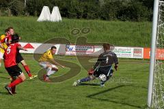 Kreisklasse - SV Zuchering - FC Hettenshausen - Weinrich Dennis #7 gelb Zuchering mit dem Tor zum 3:1 - Zoernthlein Mathias Torwart Hettenshausen - Mathees Chris #5 rot Hettenshausen -  Foto: Jürgen Meyer