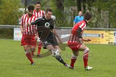 Kreisliga - TSV Baar Ebenhausen - FC Hepberg - Calik Sansar #10 rot Hepberg links - Puzic Kresimir #4 rot rechts Hepberg - Rindlbacher Michael #9 schwarz Baar-Ebenhausen - Foto: Jürgen Meyer