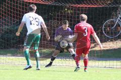 Fußball Bezirksliga - TSV Baar/Ebenhausen - TSV Erding -  Fabian Aupperle #29 weiß Erding mit der Chance zum 0:1 Führungstreffer - Manuel Kirner Torwart Baar/Ebenhausen - Dominik Burghardt #3 rot Baar/Ebenhausen - Foto: Jürgen Meyer