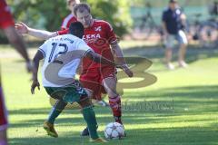 Fußball Bezirksliga - TSV Baar/Ebenhausen - TSV Erding -  Dominik Burghardt rot Baar/Ebenhausen - Yusuph Badmus weiß Erding - Foto: Jürgen Meyer