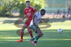 Fußball Bezirksliga - TSV Baar/Ebenhausen - TSV Erding -  Fabian Burchard rot Baar/Ebenhausen - David Williams weiß Erding - Foto: Jürgen Meyer