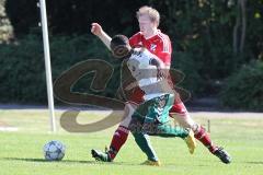 Fußball Bezirksliga - TSV Baar/Ebenhausen - TSV Erding -  Dominik Burghardt rot Baar/Ebenhausen - Yusuph Badmus weiß Erding - Foto: Jürgen Meyer