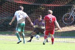 Fußball Bezirksliga - TSV Baar/Ebenhausen - TSV Erding -  Fabian Aupperle #29 weiß Erding mit der Chance zum 0:1 Führungstreffer - Manuel Kirner Torwart Baar/Ebenhausen - Dominik Burghardt #3 rot Baar/Ebenhausen - Foto: Jürgen Meyer