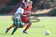 Fußball Bezirksliga - TSV Baar/Ebenhausen - TSV Erding -  Andreas Lutschnikov rot Baar/Ebenhausen - Yusuph Badmus weiß Erding - Foto: Jürgen Meyer