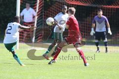 Fußball Bezirksliga - TSV Baar/Ebenhausen - TSV Erding -  Nico Kreitmayr rot Baar/Ebenhausen - Yusuph Badmus weiß Erding - Foto: Jürgen Meyer