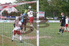 Kreisliga - Türk SV Ingolstadt - TSV Gaimersheim - Yunus Cakir Torwart Türk SV - Emre Erdogan weiss Türk SV klärt mit dem Kopf - Foto: Jürgen Meyer