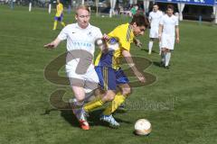 Fußball - Kreiskliga 1 - TSV Großmehring - TSV Ober/Unterhaunstadt - Dominik Sonner gelb Großmehring - Johann Guppenberger weiß Ober/Unterhaunstadt - Foto: Jürgen Meyer