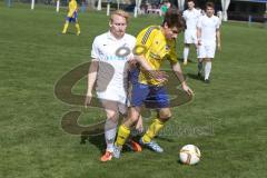 Fußball - Kreiskliga 1 - TSV Großmehring - TSV Ober/Unterhaunstadt - Dominik Sonner gelb Großmehring - Johann Guppenberger weiß Ober/Unterhaunstadt - Foto: Jürgen Meyer