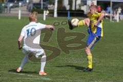 Fußball - Kreiskliga 1 - TSV Großmehring - TSV Ober/Unterhaunstadt - Maximilian Samweber gelb Großmehring - Johann Guppenberger weiß Ober/Unterhaunstadt - Foto: Jürgen Meyer