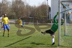 Fußball - Kreiskliga 1 - TSV Großmehring - TSV Ober/Unterhaunstadt - Christian Schneider gelb Großmehring beim Freistoß zum 1:0 Führungstreffer - Klaus Honetschlaeger Torwart Ober/Unterhaunstadt - Foto: Jürgen Meyer