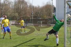 Fußball - Kreiskliga 1 - TSV Großmehring - TSV Ober/Unterhaunstadt - Christian Schneider gelb Großmehring beim Freistoß zum 1:0 Führungstreffer - Klaus Honetschlaeger Torwart Ober/Unterhaunstadt - Foto: Jürgen Meyer