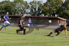 Fußball - Sparkassenpokal - TSV Reichertshofen - TSV Gaimersheim - Patrick Hiesch schwarz Gaimersheim - Nico Weisker Torwart Reichertshausen - Foto: Jürgen Meyer