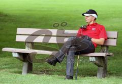 Golfturnier - FC Ingolstadt Cup - Harald Gärtner entspannt auf der Bank vor dem Start