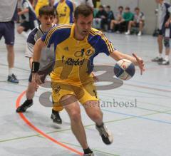 Herren Handball - HG Ingolstadt - TSV Schleißheim - Thomas Nefzger kämpft sich zum Tor