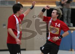 Handball - MTV 1881 Ingolstadt - ASV Dachau - Wieder Tor für 14 Tim Müller, rechts Peter Mesiarik jun. gratuliert