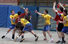 Handball - MTV Ingolstadt - MTV Pfaffenhofen - Peter Mesiarik durchbricht die PAF Abwehr