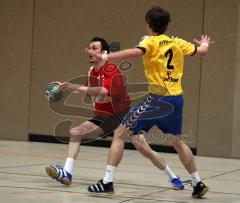 Handball - MTV Ingolstadt - MTV Pfaffenhofen - Peter Weinzettel versucht den Ball abzugeben. Michael Stadler will ihn aufhalten