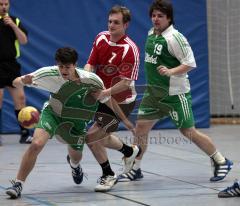 Handball HG Ingolstadt - TSV Mainburg 05.04.08 - wer verliert steigt ab - links Gerd Knuff und hinten Tobias Amann kämpfen verbissen um jeden Ball