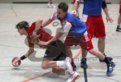 Handball - MTV Ingolstadt - TSV Karlsfeld - Tim Müller wird vor dem Torwurf gestürzt