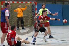 Handball - MTV Ingolstadt - TSV Karlsfeld - 4 Tobias Ullrich entgleitet der Ball vor dem Wurf. links sitzend Jan Hüttel