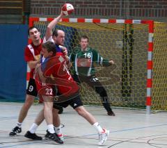 Handball - MTV Ingolstadt - TSV Karlsfeld - rechts Andrei Horvat und links Alexander Böheim stoppen den Gegner, hinten Torwart Martin Struhala