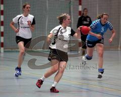Handball - Damen - HG Ingolstadt - Kottern - vorne Stephanie Rahm bereitet einen Angriff vor. hinten links Veronika Schaudig