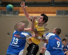 Handball - MTV Ingolstadt - SpVgg Altenerding - kämpft sich durch die Abwehr Oriol Mas (gelb)