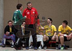 Handball - MTV Ingolstadt - SpVgg Altenerding - Trainer Peter Mesiriak im Gespräch mit dem Torwart