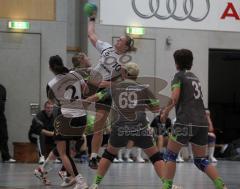 Handball Damen - HG Ingolstadt - TSV Schleißheim - Nr. 10 Mel Pöschmann steigt auf und erzielt ein Tor