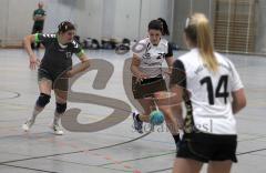 Handball Damen - HG Ingolstadt - TSV Schleißheim - Sarah Geier in der mitte, rechts wartet Chiara Ziller auf den Ball