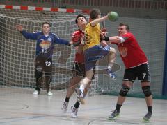 Handball - MTV Ingolstadt - Pfaffenhofen - MTV Peter Mesiarik und Robert Napast stoppen den Angriff von Max Wanschig. Hinten MTV Torwart Mathias Zech