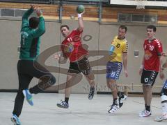 Handball - MTV Ingolstadt - Pfaffenhofen - PAF Torwart links Matthias Drexler kann den Wurf von Jochen Hebauer (MTV IN) nicht halten. Fabian Veit und Peter Mesiarik schauen zu