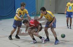 Handball - MTV Ingolstadt - Pfaffenhofen - Beim Angriff verletzt sich mitte Peter Mesiarik am linken Bein, links Michael Stadler und rechts Steve Gothel (beide Pfaffenhofen)