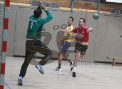 Handball - MTV Ingolstadt - Pfaffenhofen - rechts Nico Reinecke (MTV IN) trifft