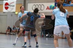 Handball Damen - HG Ingolstadt - SC Freising - links Corinna Demel wird gestoppt, rechts 8 Lucie Maillard fängt den Ball