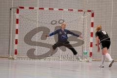 Handball Landesliga Damen HG Ingolstadt-Walkenhofen Keine Chance fr Karolin Diesner beim Strafwurf Foto: Juergen Meyer