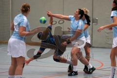 Handball Damen - HG Ingolstadt - SC Freising - rechts  Sanyie Unlüer kann den Angriff stoppen