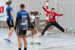 Handball Damen - Landesliga Nord - HG Ingolstadt - HC Sulzbach Rosenberg - Dominique Bittl #12 rot Torwart Ingolstadt - Stefanie Häckle #16 weiss Sulzbach beim 7 Meter - Foto: Jürgen Meyer