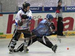 Inlinehockey - ERC Hellfish - Augsburg - rechts Daniel Rauscher stürzt beim Torschuß