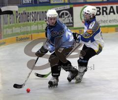 Inlinehockey - ERC Hellfish - Augsburg - Daniel Rauscher links versucht am Abwehrspieler vorbei zu kommen