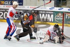 Inline Hockey-WM in Ingolstadt - Eröffnungsspiel - Deutschland gegen Slowenien 7:5 - Björn Friedl im Angriff auf das slowenische Tor