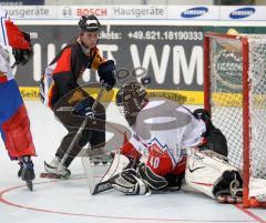Inline Hockey-WM in Ingolstadt - Eröffnungsspiel - Deutschland gegen Slowenien 7:5 - Michael Wolf hebt den Puck über den Kopf des Goalies