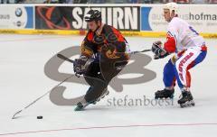 Inline Hockey-WM in Ingolstadt - Eröffnungsspiel - Deutschland gegen Slowenien 7:5 - Michael Wolf im Zweikampf