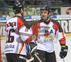 Inline Hockey-WM in Ingolstadt - Deutschland - Finnland 7:1 - Thomas Greilinger gratuliert links Patrick Reimer zum Tor