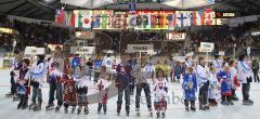 Inline Hockey-WM in Ingolstadt - Eröffnungsspiel - Deutschland gegen Slowenien 7:5 - Aufstellung der teilnehmenden Nationen unter den Fahnen