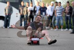 Inline Hockey-WM in Ingolstadt - Trainer Kanada Gerry St. Cyr verlor eine Wette und musste mit dem Bobbycar ein Rennen fahren