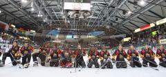Inline Hockey-WM in Ingolstadt - Deutschland - Slowakei - Diie deutsche Mannschaft kniet vor den Fans