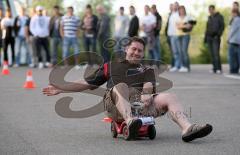 Inline Hockey-WM in Ingolstadt - Trainer Kanada Gerry St. Cyr verlor eine Wette und musste mit dem Bobbycar ein Rennen fahren